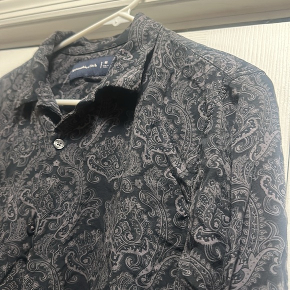 Abercrombie and Fitch, black viscose Paisley Long sleeve button up medium - Picture 2 of 4